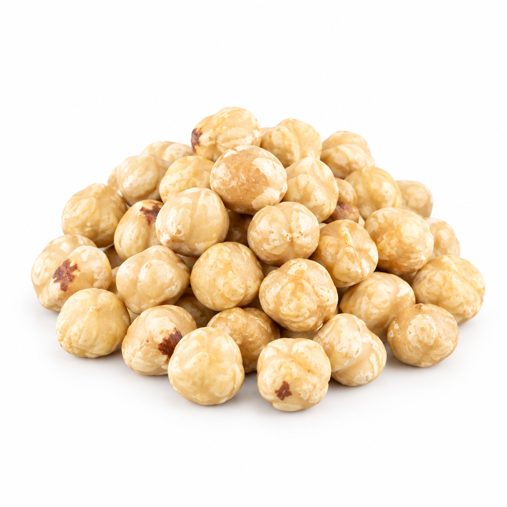 Nocciole pelate su sfondo bianco per lo shop