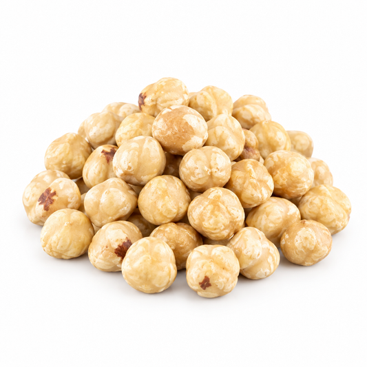 Nocciole pelate su sfondo bianco per lo shop