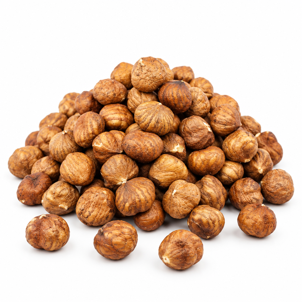 Nocciole sgusciate su sfondo bianco per lo shop
