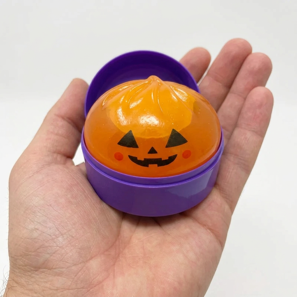 Squishy zucca Halloween aperto in mano